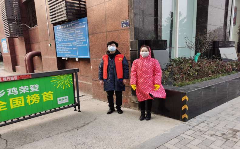 马院党员西席王威既报名学校自愿者又伉俪同做青山区抗疫自愿者